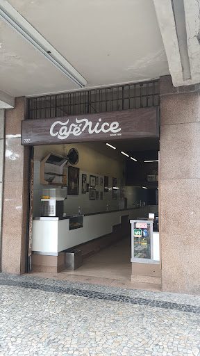 Fachada do Café Nice na Avenida Afonso Pena, número 727, com o letreiro de madeira e a entrada aberta mostrando o balcão.